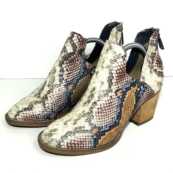 Blondo‎ Women's Neda Snakeskin Embossed Waterproof Heeled Booties Boots Size 7 - Picture 2 of 6
